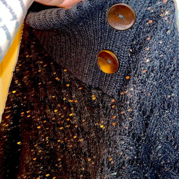 Beautiful black w/ gold sequins shawl. Perfect paired with leggings & jeans!NWOT - Picture 6 of 7